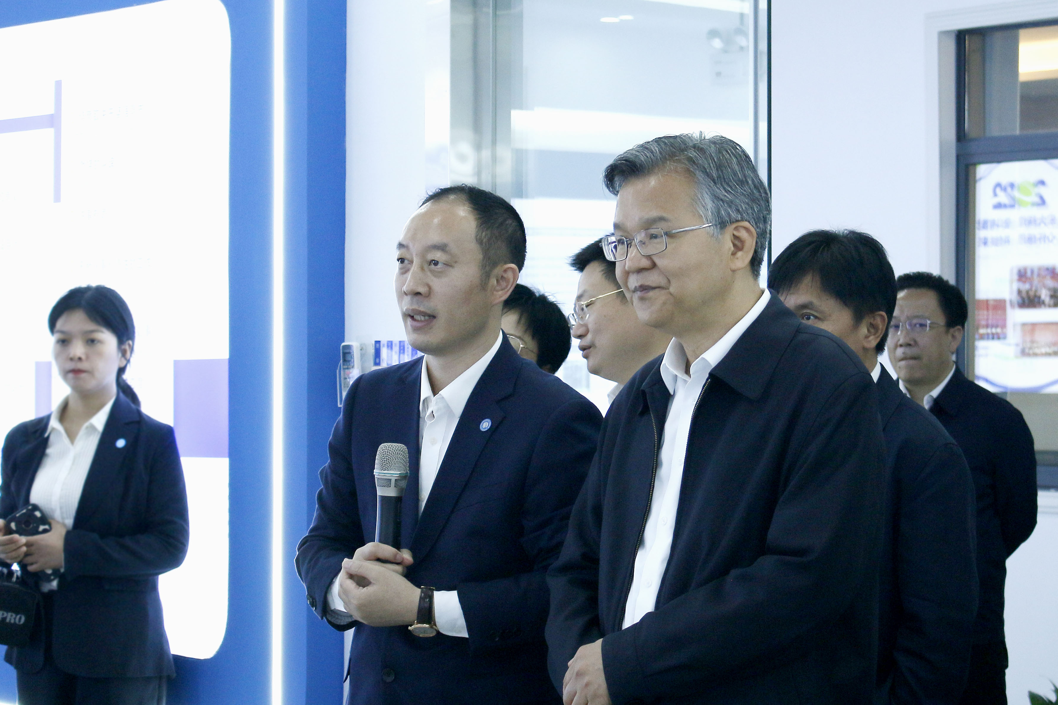省委常委、常務(wù)副省長李殿勛一行蒞臨株洲宏大高分子材料有限公司考察調(diào)研